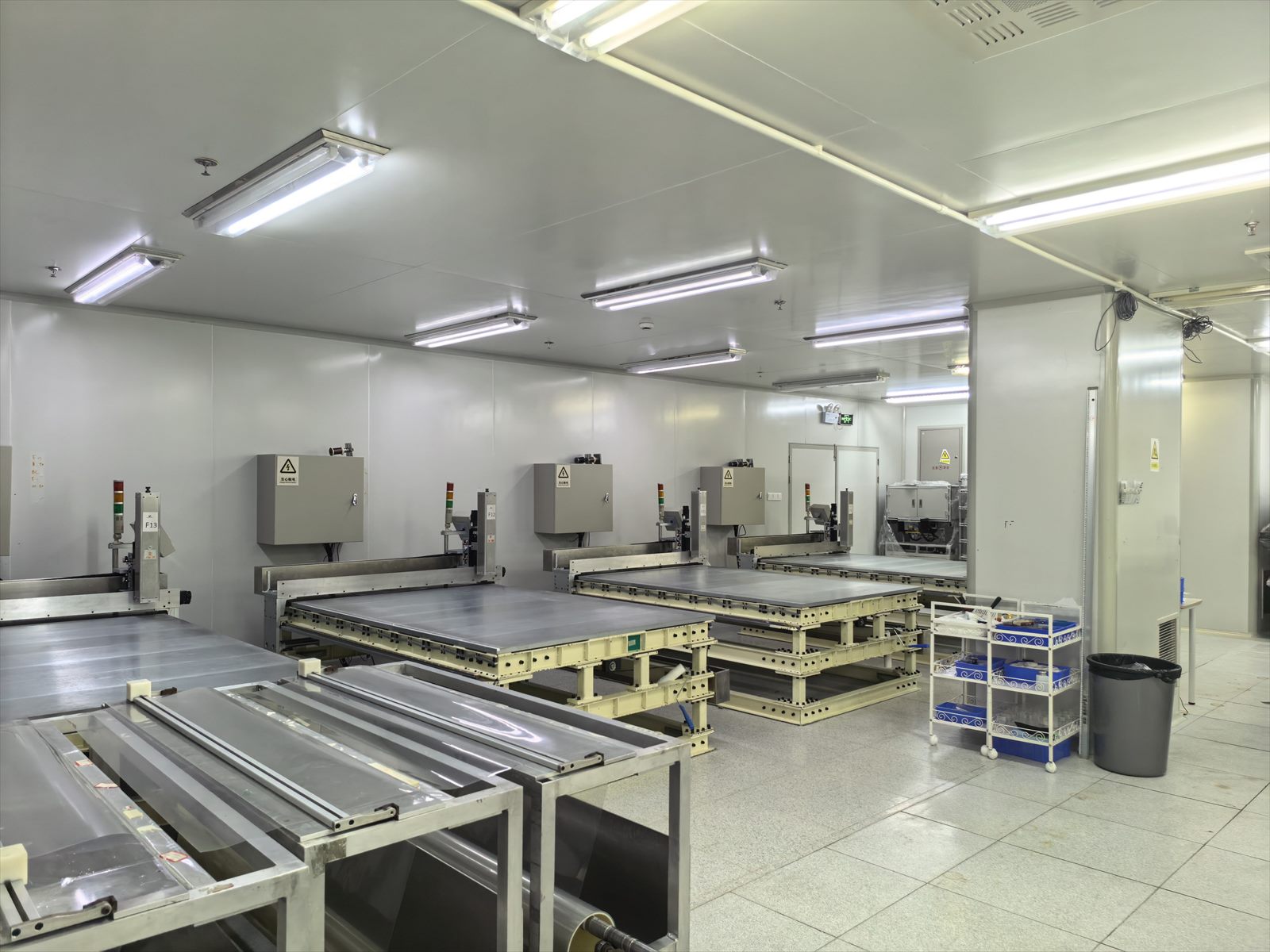 Shanghai DRWO cleanroom with multiple large-format wire-laying machines for ultra-fine-wire functional film OEM production